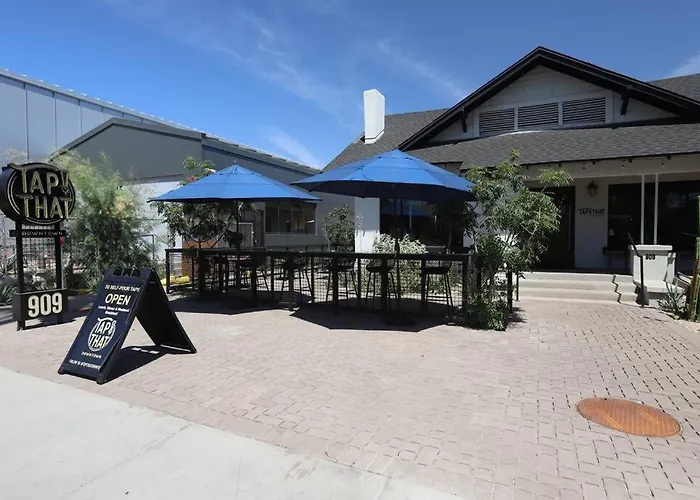 Modern Contemporary Living In Dtph - Poolside.