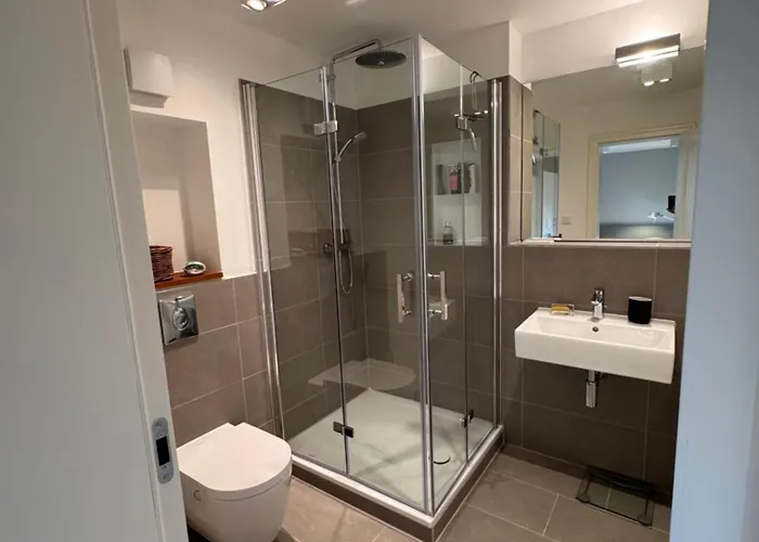 Neue 2 Zimmer Wohnung im Grünen mit Terrasse und Platz