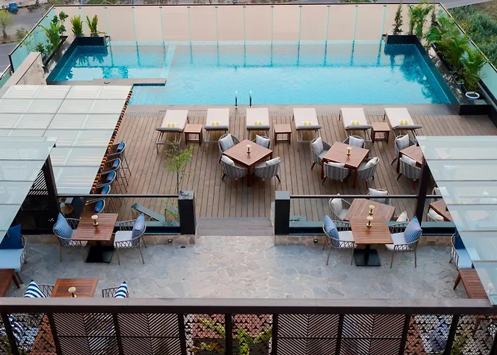 Iris Sarovar Portico