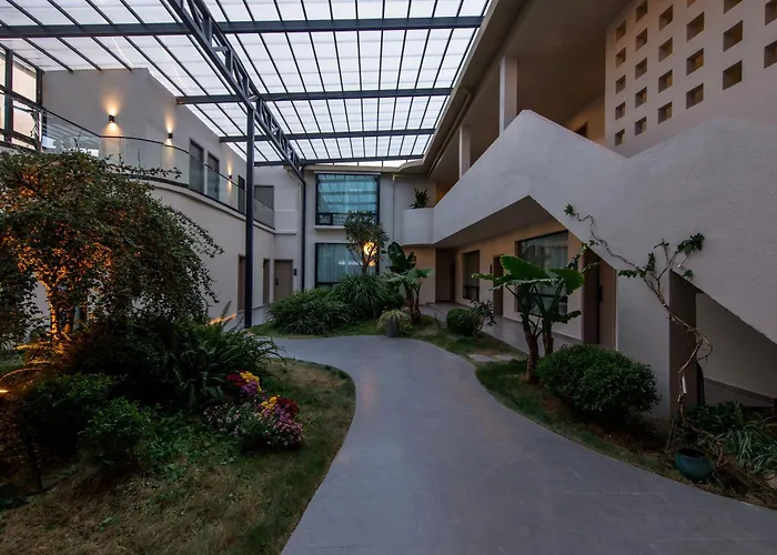 Shangri La Yi Shan Ban Yun Inn