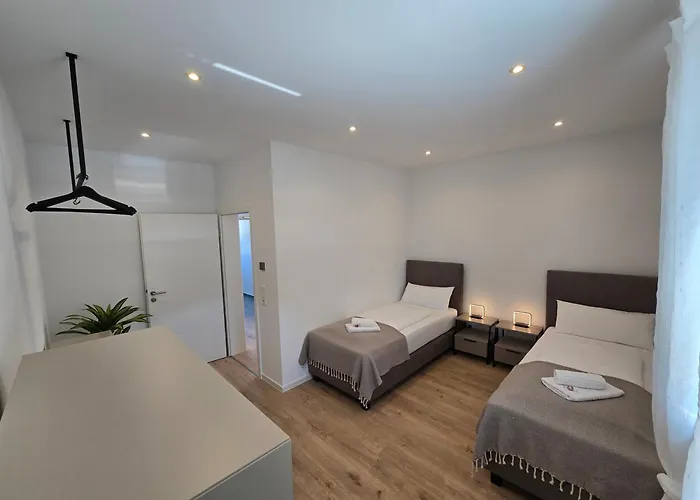 Großes Apartment mit Küche, Dusche, Badewanne, Balkon, Parkplatz vor dem Haus, schnelles Internet, ADA5