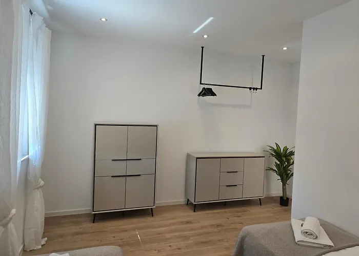 Großes Apartment mit Küche, Dusche, Badewanne, Balkon, Parkplatz vor dem Haus, schnelles Internet, ADA5