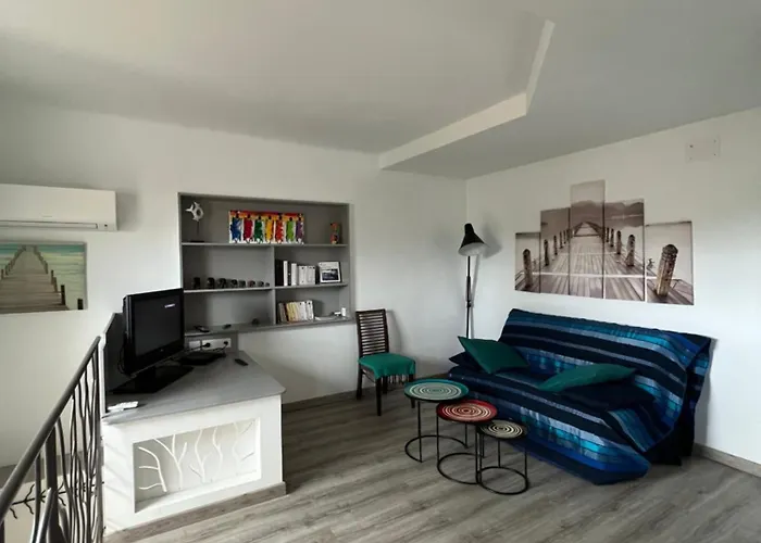 Appartement Rez-De-Jardin Dans Une Maison Avec Piscine