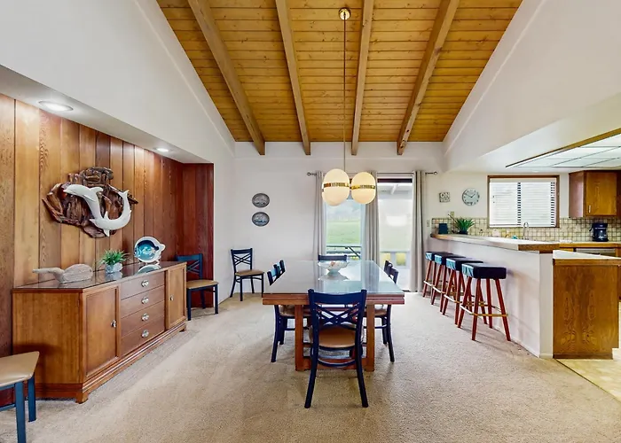 Ocean-View Manor With Large Yard Walk To Beach