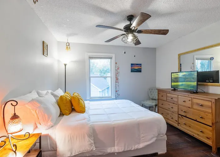 Pet-Friendly Beach Getaway, Relax By The Bay!