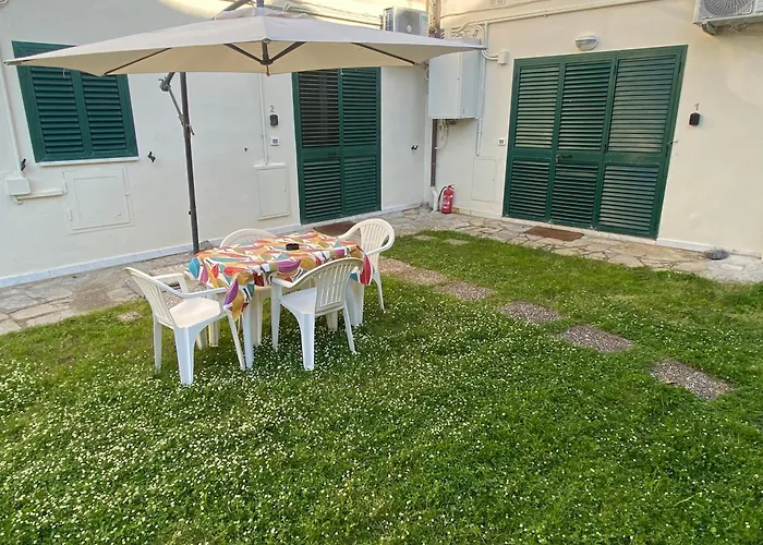 Le Tre Isolette A 200M Dal Mare