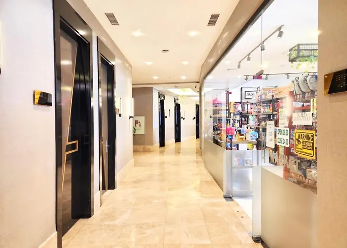 5 Star Facilities/Walking Distance To Amenities And The Beach