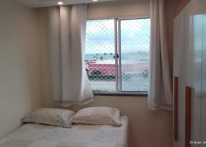 Pé na areia e vista mar