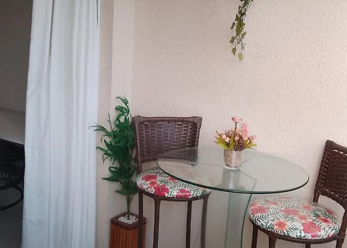 Pé na areia e vista mar