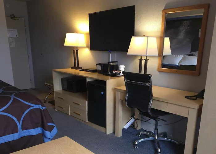 Super 8 By Wyndham Swift Current