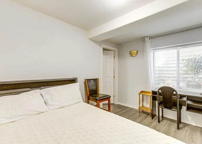 10 Mi To Downtown: Convenient Denver Apartment!