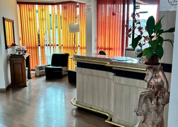 Six'S Hotel