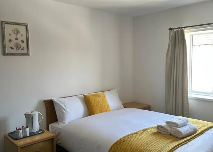 Continental Hotel With Access To Shared Kitchen