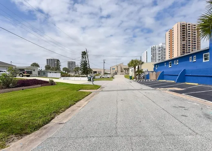Modern Queen Suite #2 - Steps to Daytona Beach
