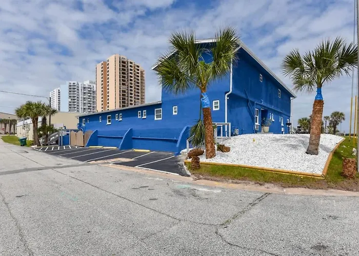 Modern Queen Suite #2 - Steps to Daytona Beach