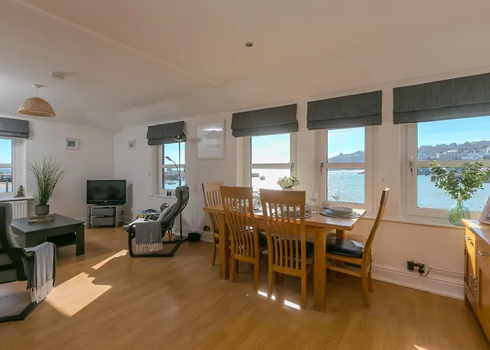 Harts Loft - On Beach - Panoramic Sea Views - By Harbour