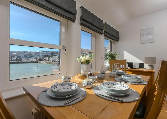 Harts Loft - On Beach - Panoramic Sea Views - By Harbour