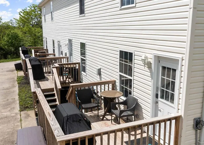 2 Bedroom 1 & Half Bath Retreat, Sleeps 7, Only 3 Miles To Ark!