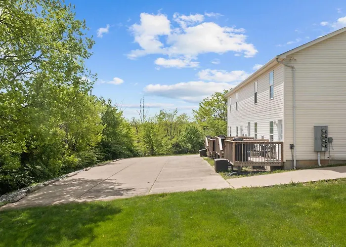 2 Bedroom 1 & Half Bath Retreat, Sleeps 7, Only 3 Miles To Ark!