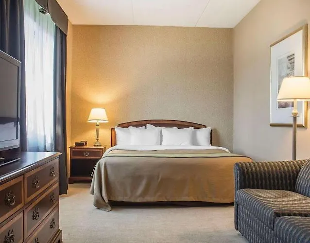 Port Hope Inn & Suites