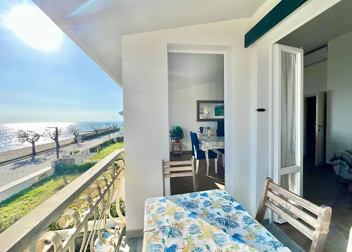 Rosanna, Terrazza Vista Mare, 2 Camere, Clima E 2 Posti Auto A Soli 50 M Dal Mare! By Alfareal