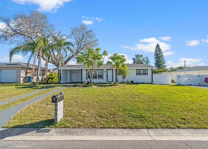 Palms Retreat In Central Largo - Mins To The Sand!