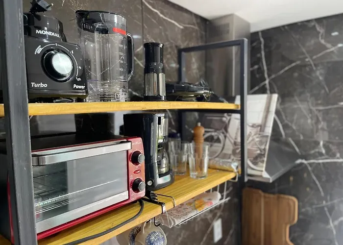 Lindo Loft, ar condicionado, cozinha completa, máquina de lavar, 400 m da UNIG