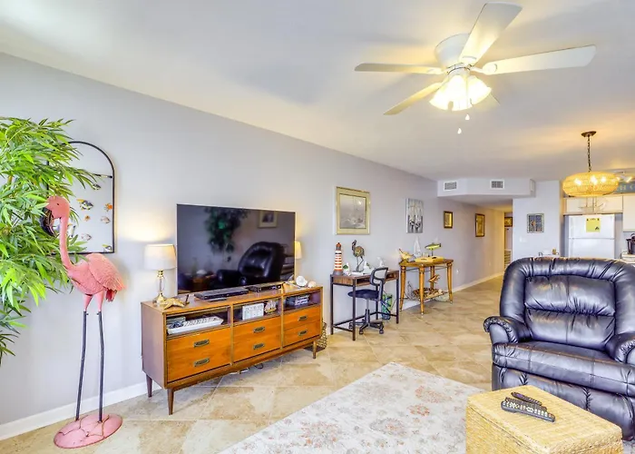 Walkable Beachfront Retreat On Cedar Key!