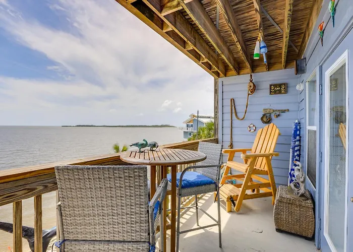 Walkable Beachfront Retreat On Cedar Key!