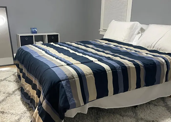 Comfy 3 Bed 1 Bath With Wifi In College And Restaurant Area