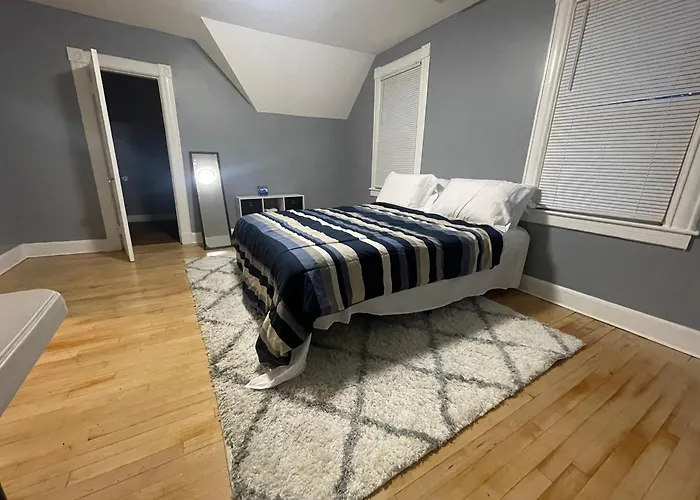 Comfy 3 Bed 1 Bath With Wifi In College And Restaurant Area