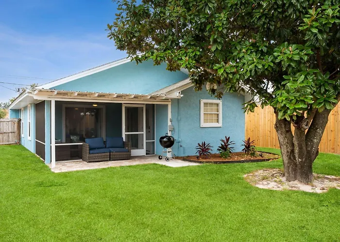 October Special! Walk To Beach - Private Yard - Fire Pit - Dog Friendly