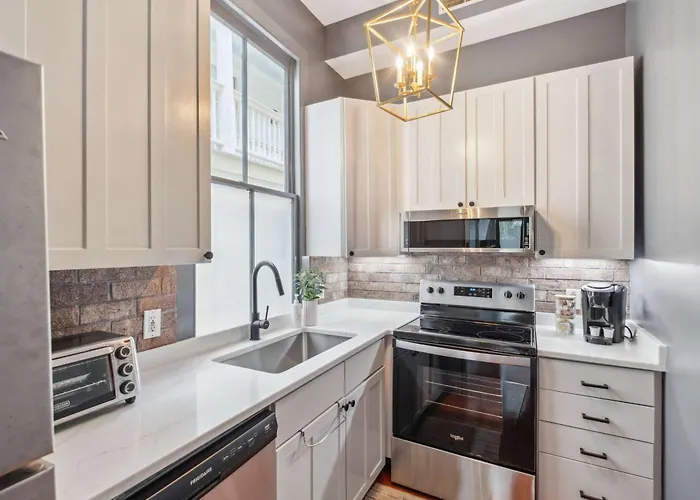Beautiful Renovated Apartment One Block From King