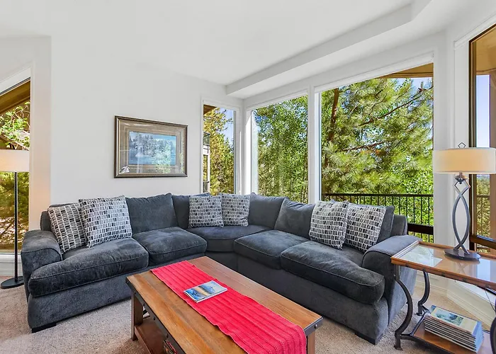 Snowcap Escape At Mount Bachelor Village Resort With Pool And Hot Tub