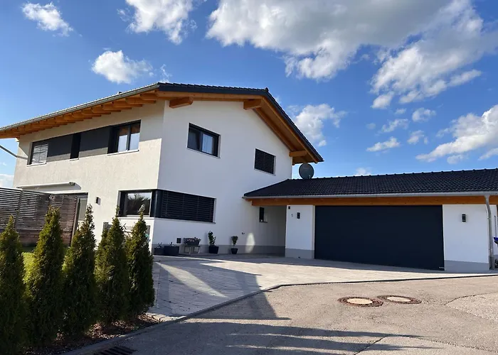 Apartment im Souterrain mit Terrasse