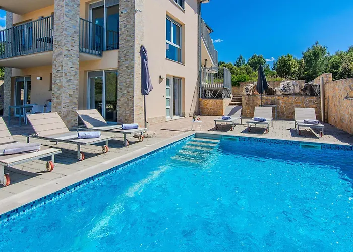 Fabulous House B With Outdoor Pool