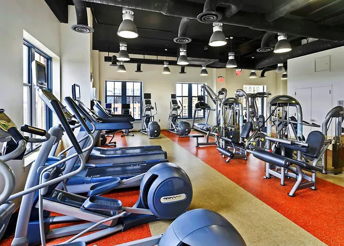 Upscale Comfort Next To Metro And Dining