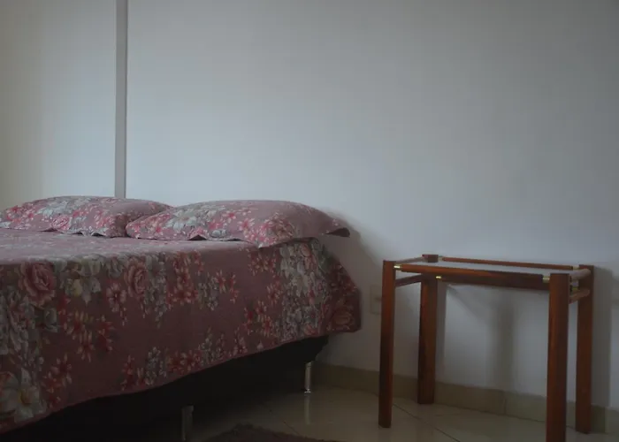 Dois quartos Cozinha completa Wi Fi Self check in com senha Central e perto de tudo a 4,4Km da Rodoviária e 15,4 km do Aeroporto Apartamentos 102 e 302