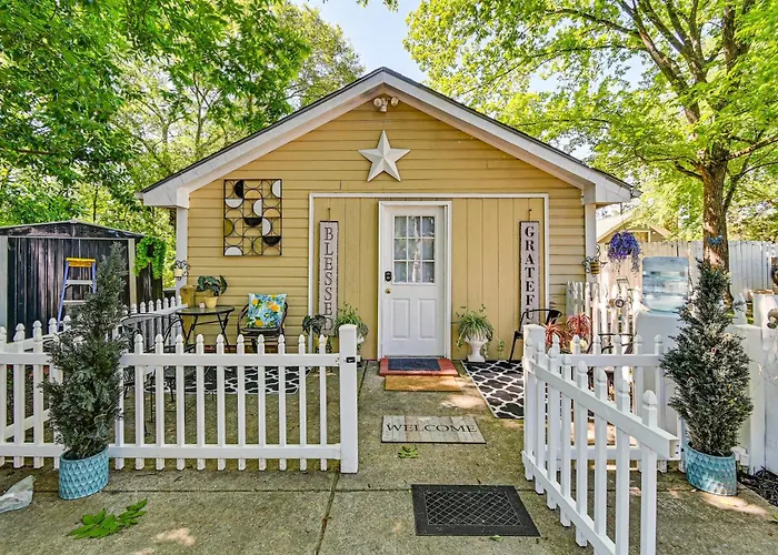 1 Mi To Dtwn: Fayetteville Studio W/ Patio