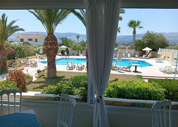 Leonidas Hotel & Studios