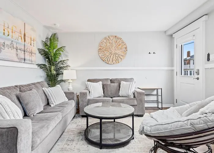 Modern Beach Retreat Sleeps 8 - Big Yard & Bbq