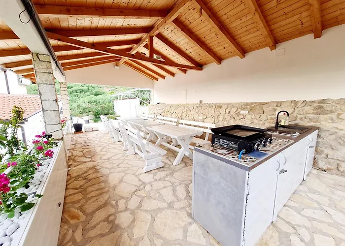 Vila Maslina Apartments mit Pool und Garten nahe am Strand