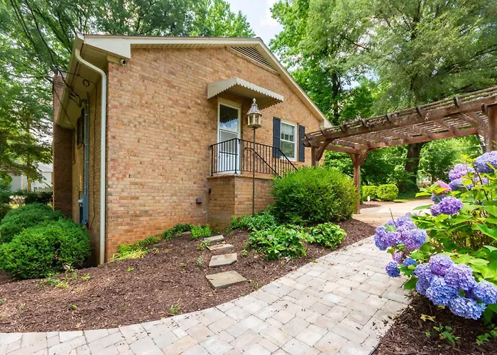 Modern Basement Suite, 2Br Sofa Bed, Parking