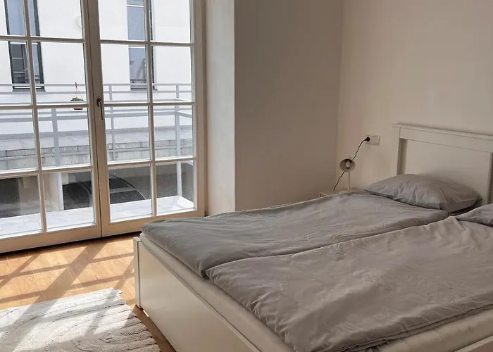 Iconic Central Historic 3Br - Balcony, Wifi & Netflix