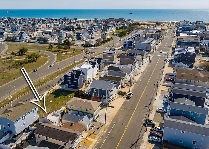 2 Bedroom Condo With Bbq Beach Badges Parking And 2 Blocks To The Beach