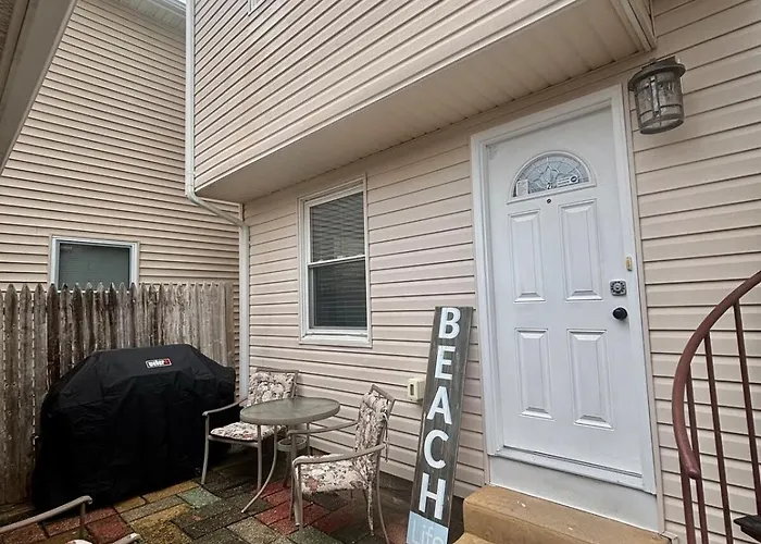 2 Bedroom Condo With Bbq Beach Badges Parking And 2 Blocks To The Beach