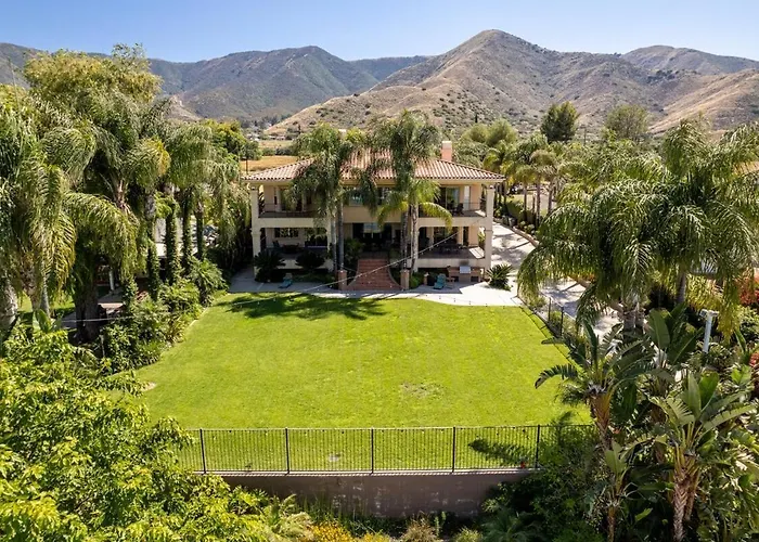 Lakeside Mansion Waterfront 34 Beds Boat Ramp
