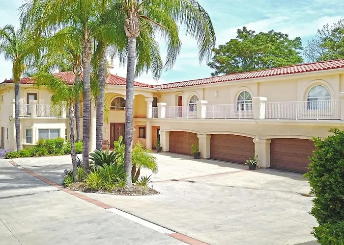Lakeside Mansion Waterfront 34 Beds Boat Ramp