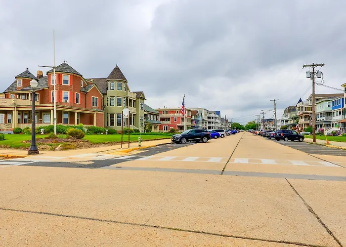 Walk To Downtown & Beach: Ocean Grove Apartment!