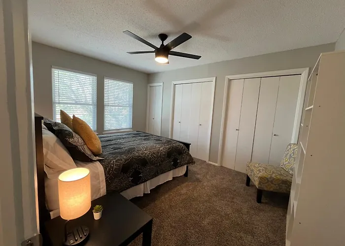 Cozy Townhome 5 Min To Airport